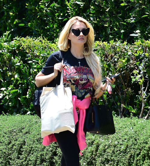 Holly Madison Out in West Hollywood 2020/06/15 5