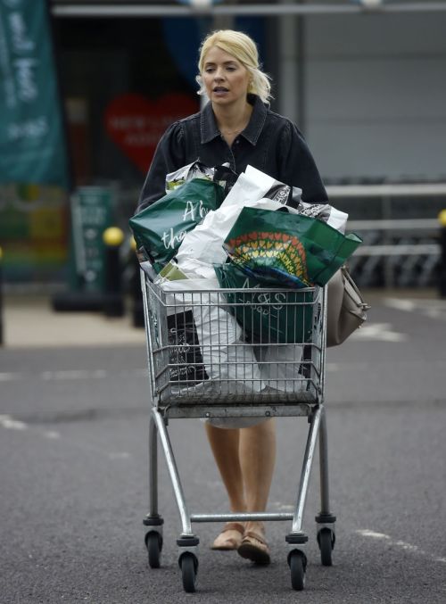 Holly Willoughby Out Shopping at Marks & Spencer in London 2020/06/19 3
