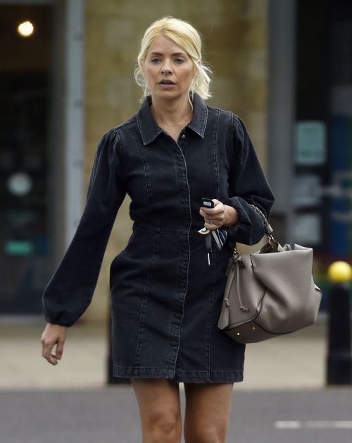 Holly Willoughby Out Shopping at Marks & Spencer in London 2020/06/19