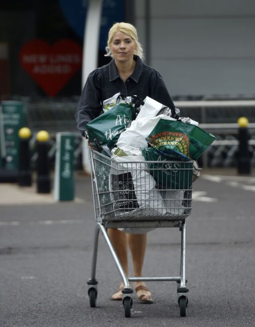 Holly Willoughby Out Shopping at Marks & Spencer in London 2020/06/19