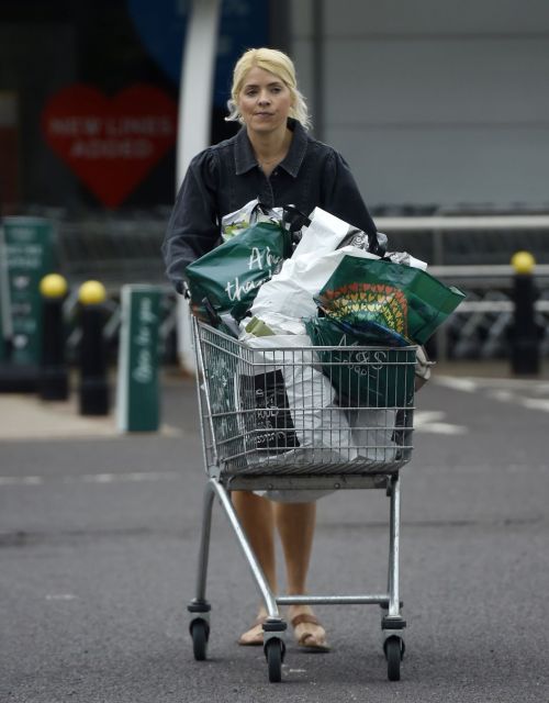 Holly Willoughby Out Shopping at Marks & Spencer in London 2020/06/19 10