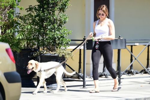 Hunter Haley King Out with Her Dog in Los Angeles 2020/06/11 3