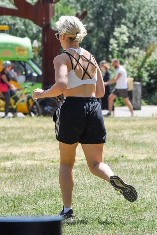 India Mullen Out Jogging in London 2020/06/03 3