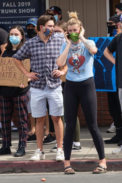 Ireland Baldwin at a Black Lives Matter Protest in Los Angeles 2020/06/01 5