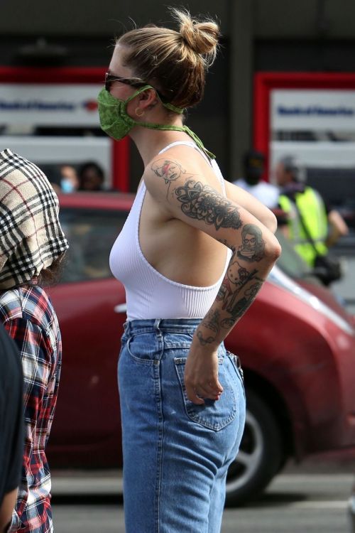 Ireland Baldwin in White Tank Top with Denims During Join Protests in Hollywood 2020/06/02 2