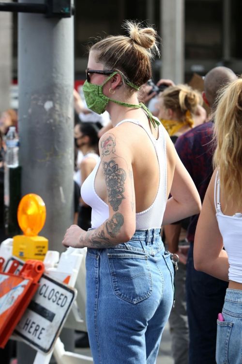 Ireland Baldwin in White Tank Top with Denims During Join Protests in Hollywood 2020/06/02