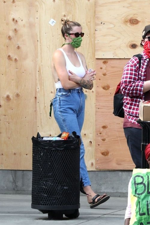 Ireland Baldwin in White Tank Top with Denims During Join Protests in Hollywood 2020/06/02 13