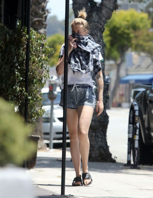 Ireland Baldwin Out for Juice in Los Angeles 2020/05/31 5