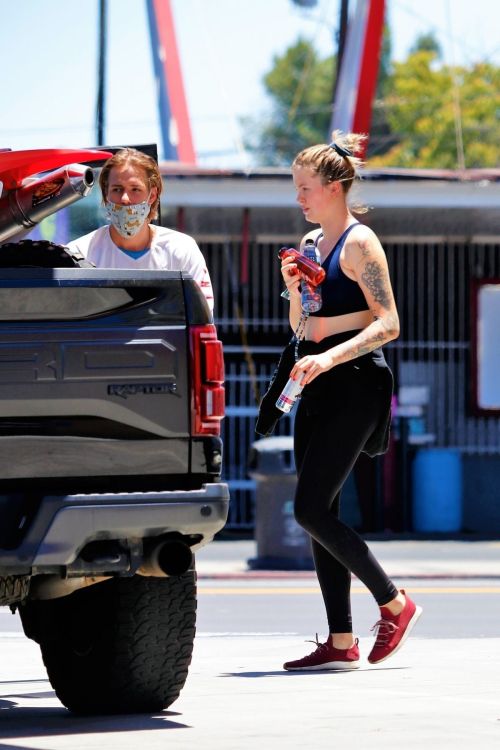 Ireland Baldwin Out Hiking in Los Angeles 2020/06/09 1