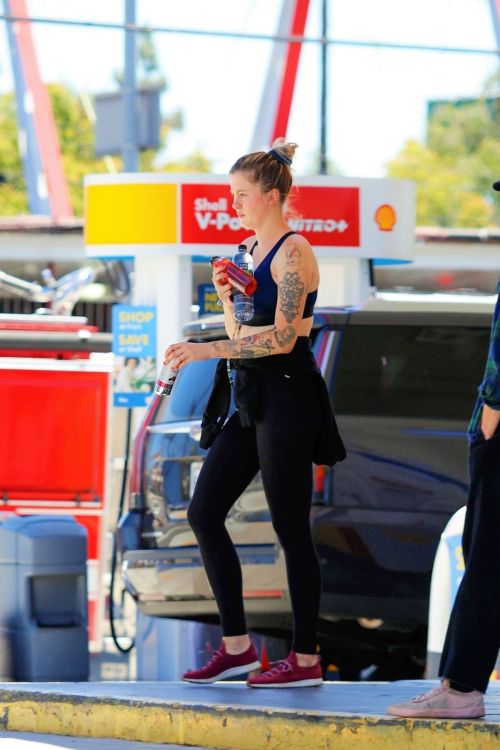 Ireland Baldwin Out Hiking in Los Angeles 2020/06/09 7