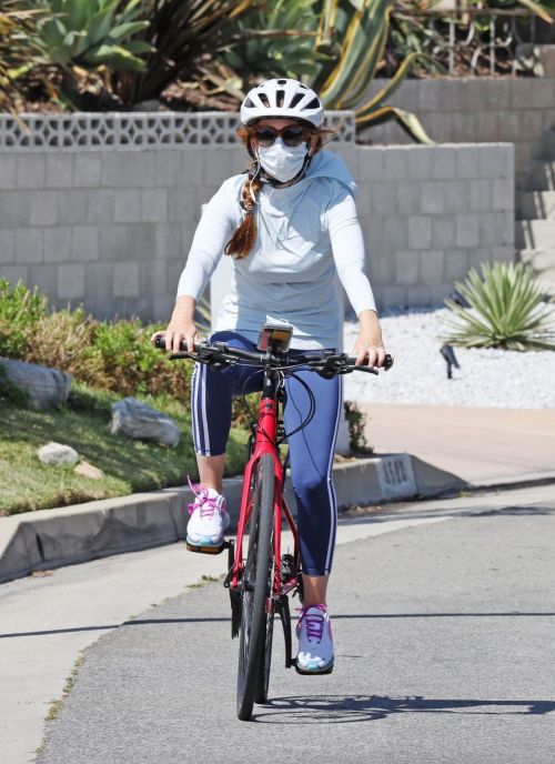 Isla Fisher Out Riding a Bike in Los Angeles 2020/06/13 8