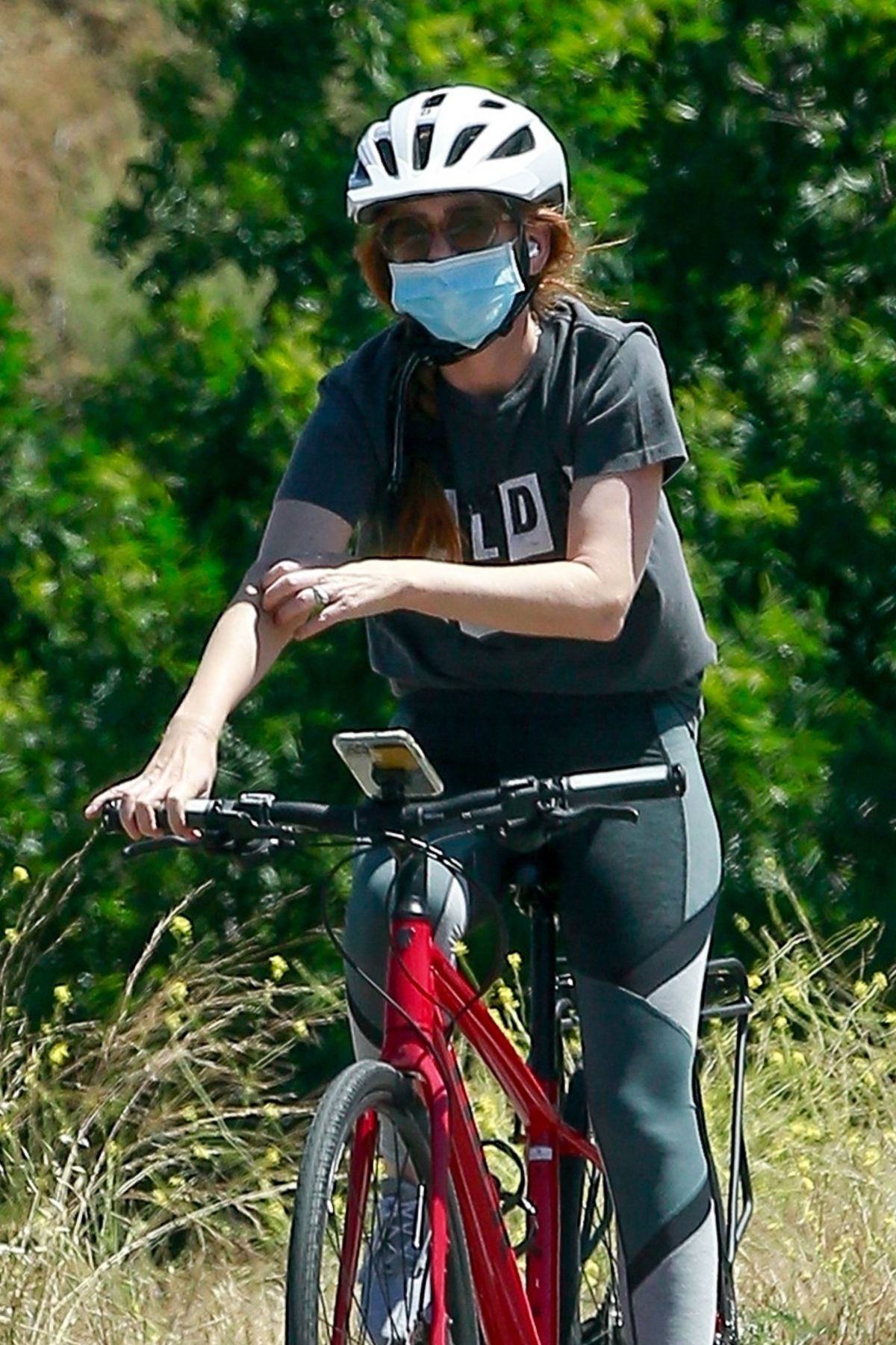Isla Fisher Riding her Bike Out in Los Angeles 2020/06/07