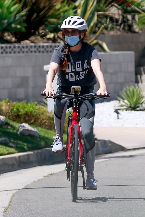Isla Fisher Riding her Bike Out in Los Angeles 2020/06/07 10