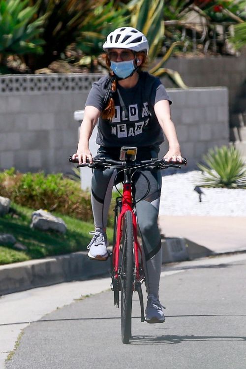 Isla Fisher Riding her Bike Out in Los Angeles 2020/06/07 1
