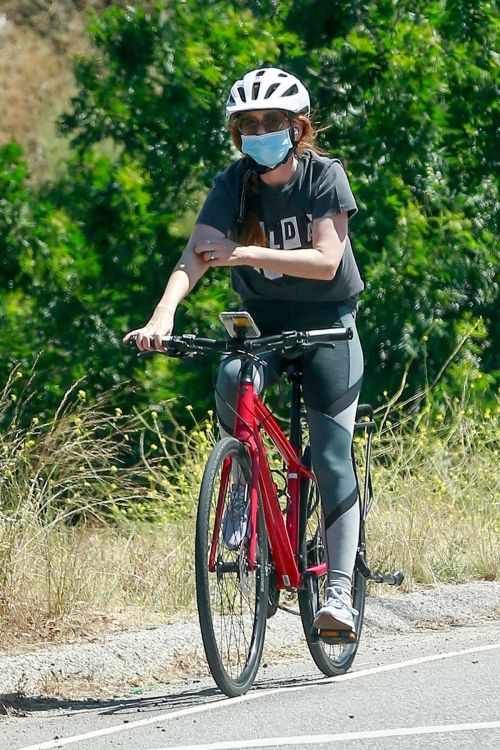 Isla Fisher Riding her Bike Out in Los Angeles 2020/06/07 2