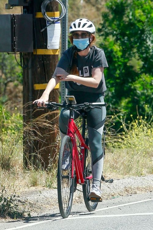 Isla Fisher Riding her Bike Out in Los Angeles 2020/06/07 4
