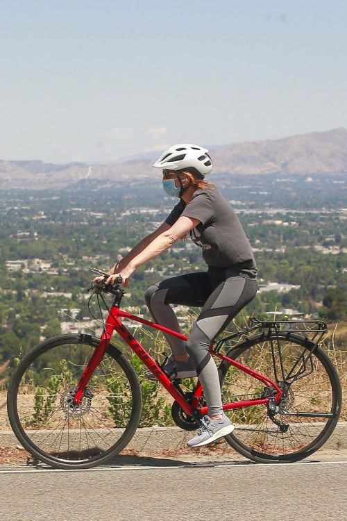 Isla Fisher Riding her Bike Out in Los Angeles 2020/06/07 5