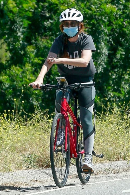 Isla Fisher Riding her Bike Out in Los Angeles 2020/06/07 6