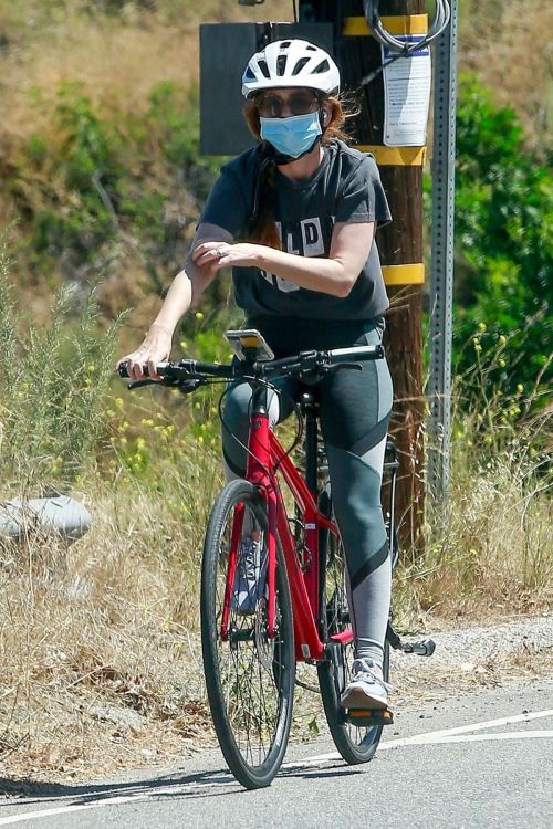Isla Fisher Riding her Bike Out in Los Angeles 2020/06/07 7