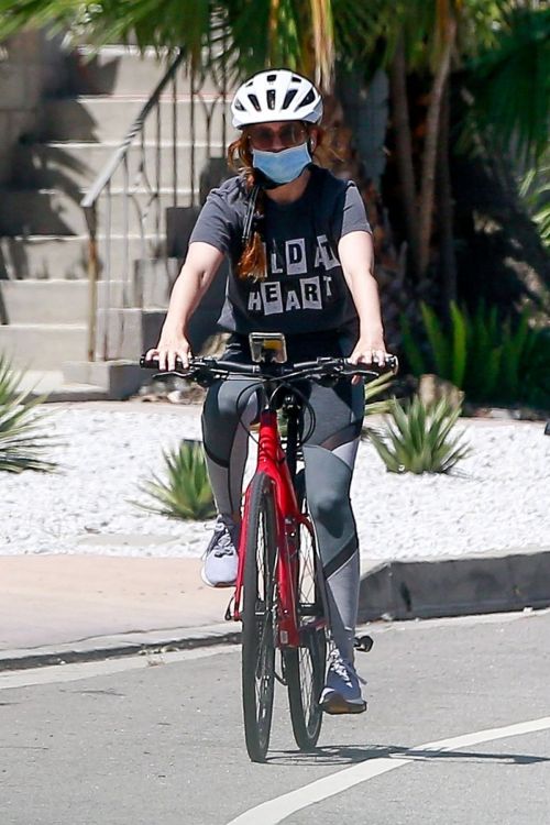 Isla Fisher Riding her Bike Out in Los Angeles 2020/06/07 8