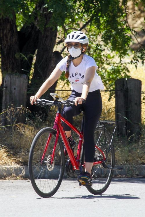 Isla Fisher Riding Her Bike Out in Los Angeles 2020/06/08 1