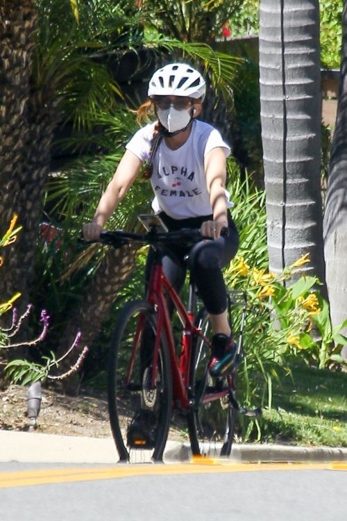 Isla Fisher Riding Her Bike Out in Los Angeles 2020/06/08 10