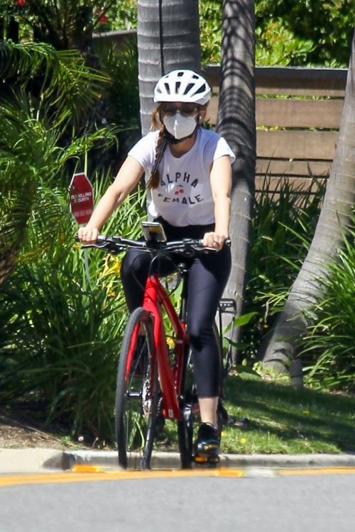 Isla Fisher Riding Her Bike Out in Los Angeles 2020/06/08 2