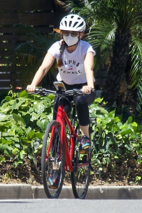 Isla Fisher Riding Her Bike Out in Los Angeles 2020/06/08 3