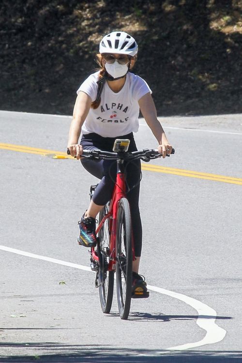 Isla Fisher Riding Her Bike Out in Los Angeles 2020/06/08 4