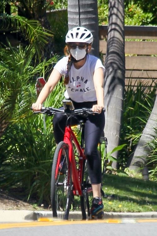 Isla Fisher Riding Her Bike Out in Los Angeles 2020/06/08 5