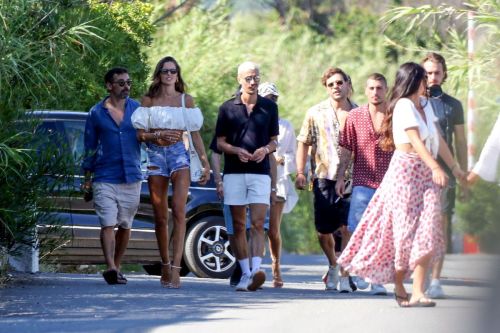 Izabel Goulart Out with Friends in Saint-Tropez 2020/06/08