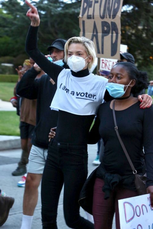 Jaime King Joins the Protest in Hancock Park in Los Angeles 2020/06/02