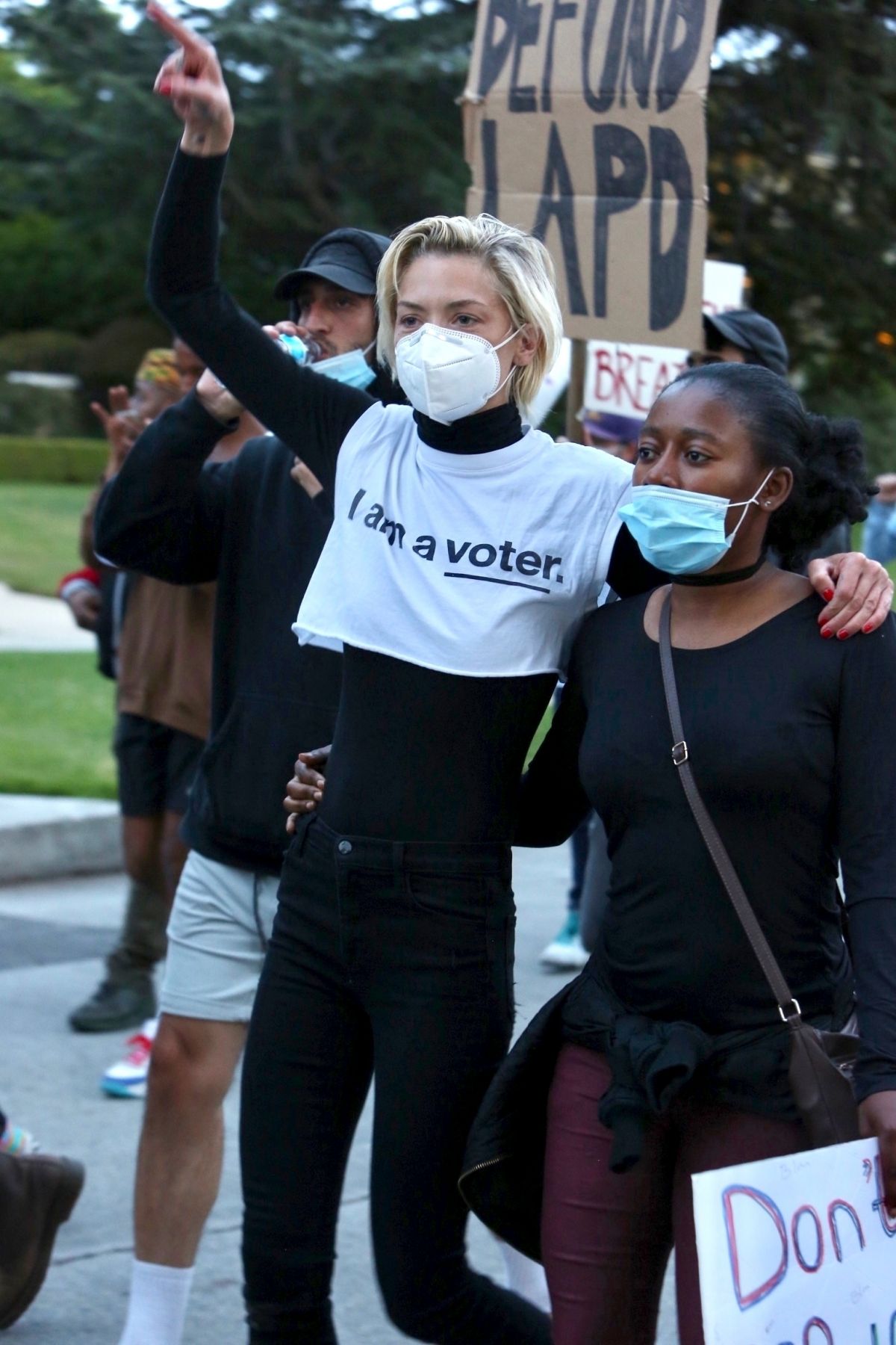 Jaime King Joins the Protest in Hancock Park in Los Angeles 2020/06/02