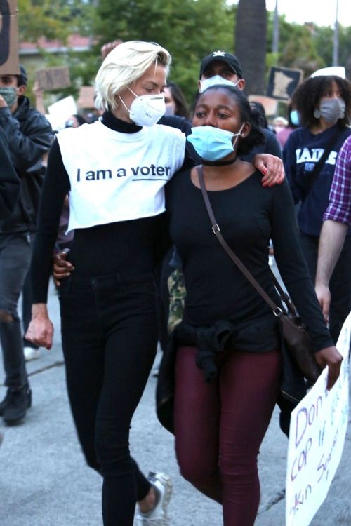 Jaime King Joins the Protest in Hancock Park in Los Angeles 2020/06/02 1