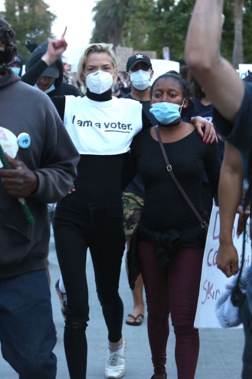Jaime King Joins the Protest in Hancock Park in Los Angeles 2020/06/02 2