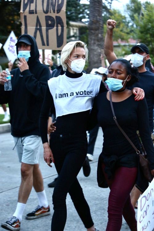 Jaime King Joins the Protest in Hancock Park in Los Angeles 2020/06/02 3