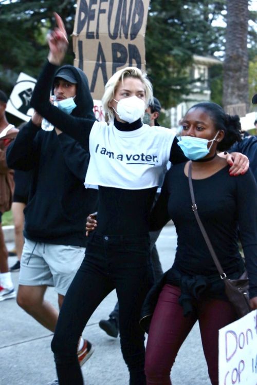 Jaime King Joins the Protest in Hancock Park in Los Angeles 2020/06/02 4