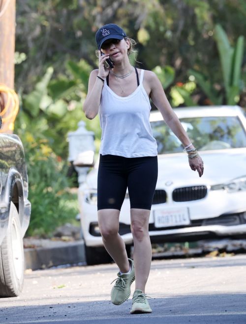 Jennifer Meyer Out Hiking in Pacific Palisades 2020/06/03