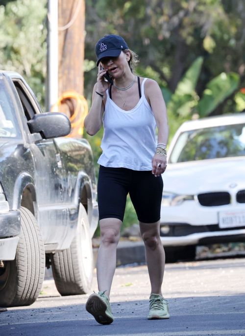 Jennifer Meyer Out Hiking in Pacific Palisades 2020/06/03 3