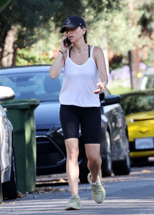 Jennifer Meyer Out Hiking in Pacific Palisades 2020/06/03
