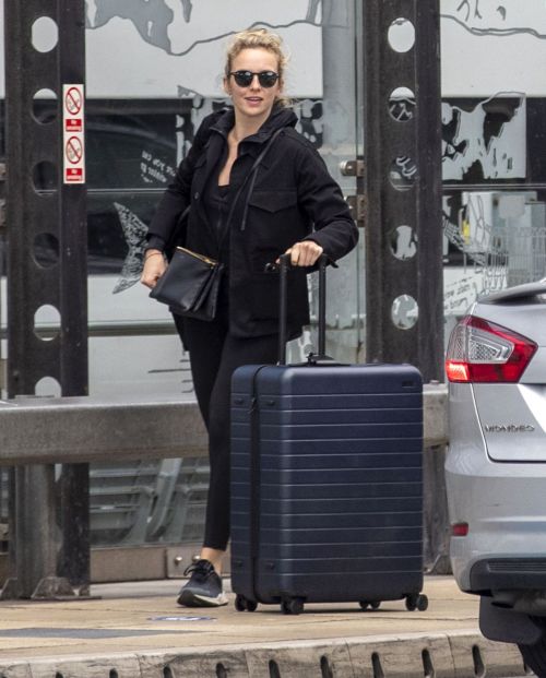 Jodie Comer seen in Black Jacket with Tights at a Train Station in Liverpool 2020/05/31 1