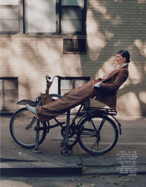 Julia van Os in Instyle Magazine, Taiwan June 2020 2