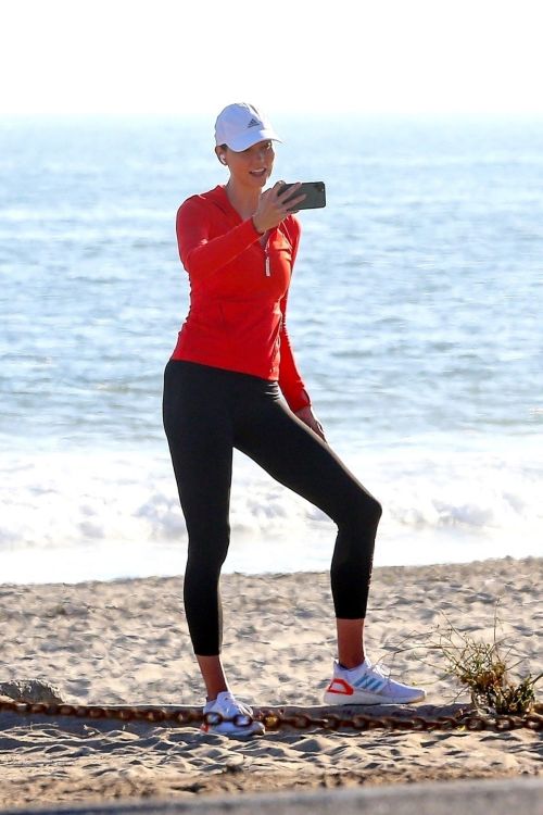 Karlie Kloss Out Hiking at a Beach in Malibu 2020/06/12 12