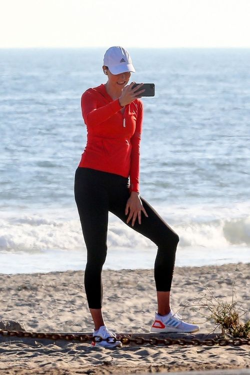 Karlie Kloss Out Hiking at a Beach in Malibu 2020/06/12