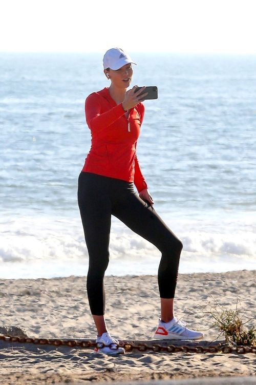 Karlie Kloss Out Hiking at a Beach in Malibu 2020/06/12 6