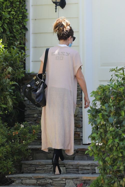 Kate Beckinsale Out and About in Pacific Palisades 2020/06/10 9