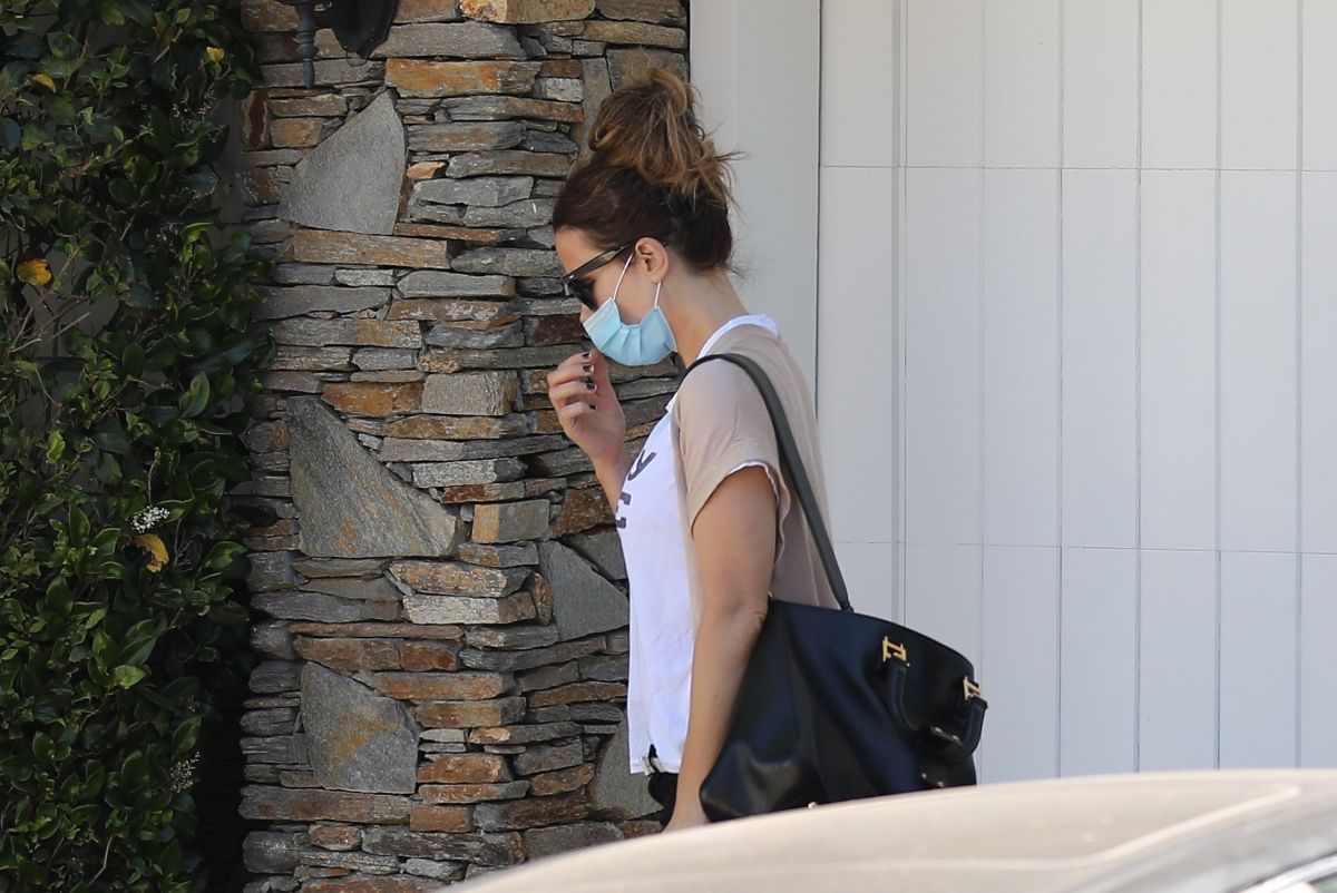 Kate Beckinsale Out and About in Pacific Palisades 2020/06/10