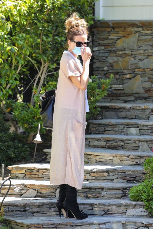 Kate Beckinsale Out and About in Pacific Palisades 2020/06/10 11
