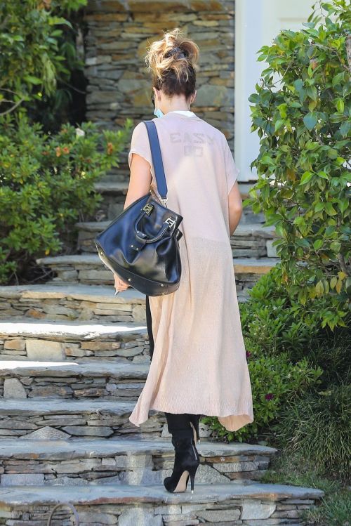 Kate Beckinsale Out and About in Pacific Palisades 2020/06/10