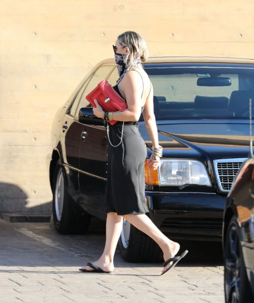 Kate Hudson Arrives at Nobu in Malibu 2020/06/10